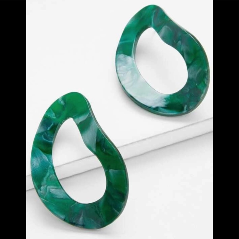 Lightweight green earrings
